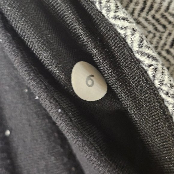 Like New Lululemon Women's Gray/Textered Activewear Leggings Size 6 - Picture 6 of 7